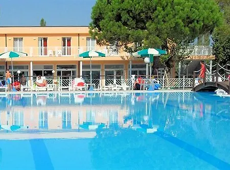 Club Village & Romea منتجع